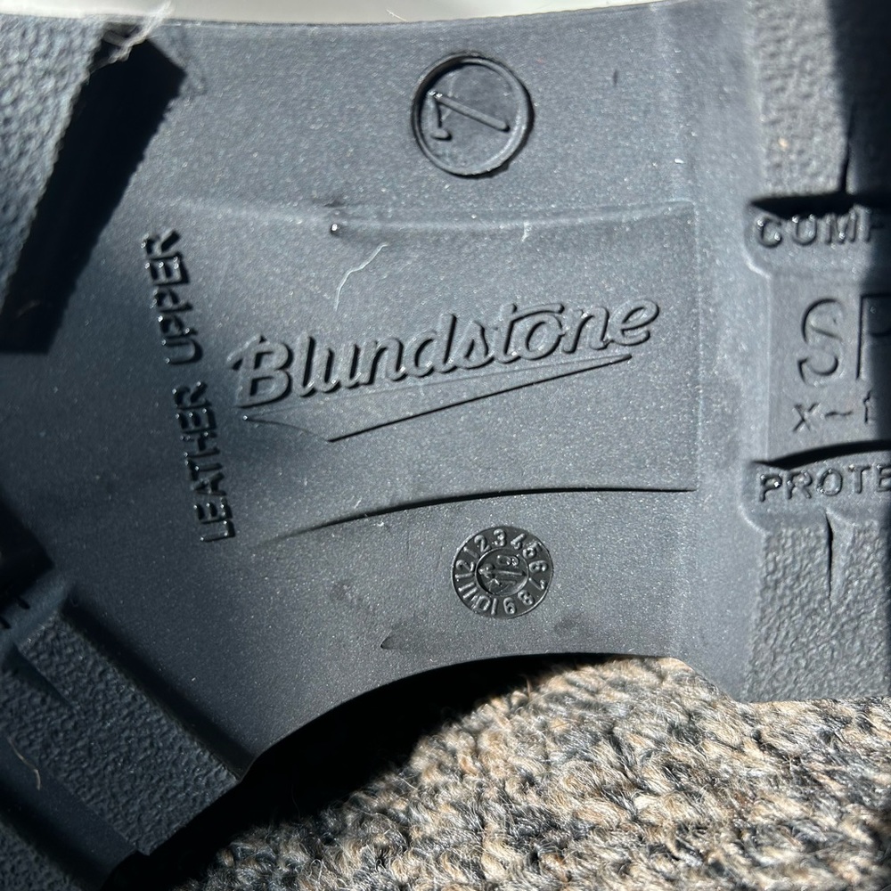 Blunstone boots brand new never worn size 9